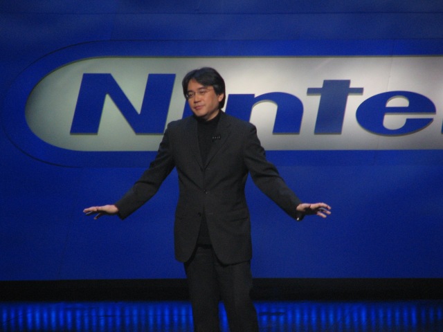 Satoru Iwata speaks at at the E3 2006 Nintendo Press Conference. Image via lithcast.com/